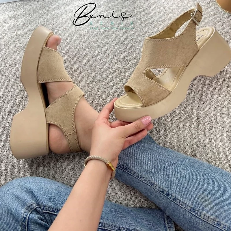 صندل زنانه لژ 6 سانتی برند هپی راحت و با کیفیت جهت اطلاع دقیق از رنگ و سایز پیام دهید